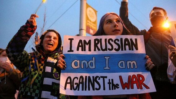 Russos marcham em apoio aos ucranianos em Tbilisi, capital da Geórgia Foto: Irakli Gedenidze/Reuters - 24/03/2022