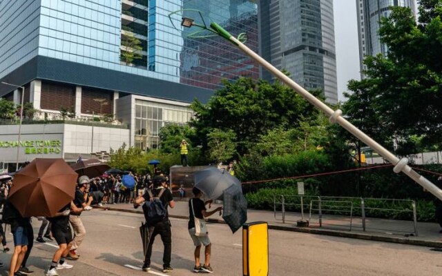 Manifestantes em Hong Kong derrubam posts inteligentes com câmeras de reconhecimento facial; ferramenta gera polêmica e pode ser usada em bancos de imagens criados sem autorização dos usuários