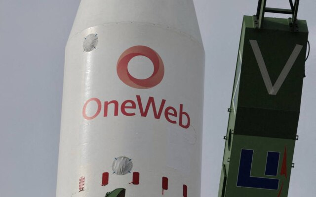 Foguete Soyuz carregando satélites da empresa britânica OneWeb é removido de uma plataforma após o lançamento ter sido cancelado no Cosmódromo de Baikonur, Cazaquistão
