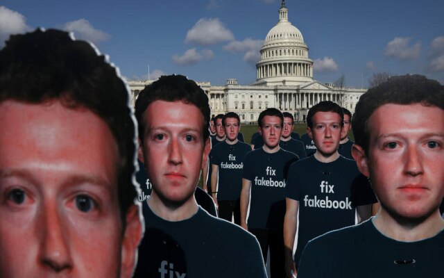 Empresa de Mark Zuckerberg enfrentou casos de violação de privacidade nos últimos anos; na foto, bonecos em protesto contra a rede social em Washington, em 2018