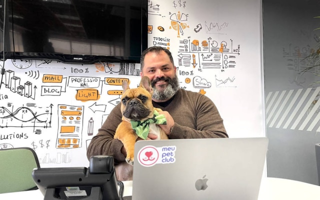 Otto Marques, presidente del Meu Pet Club, condivide i riflettori tra la startup e il suo cane Boris