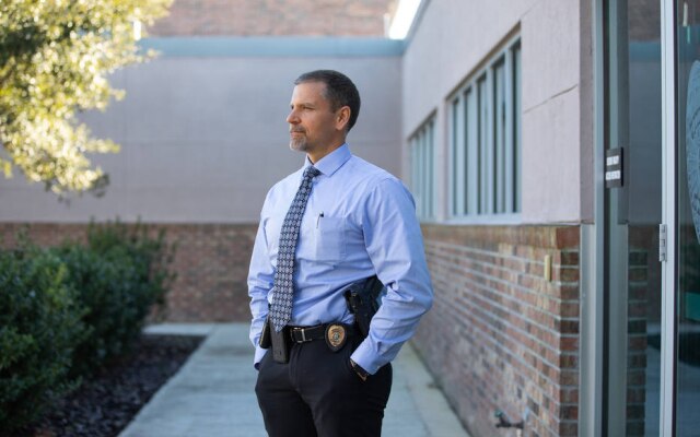 Detetive Nick Ferrara, do Departamento de Polícia de Gainesville (EUA), diz que usa o app da Clearview AI 