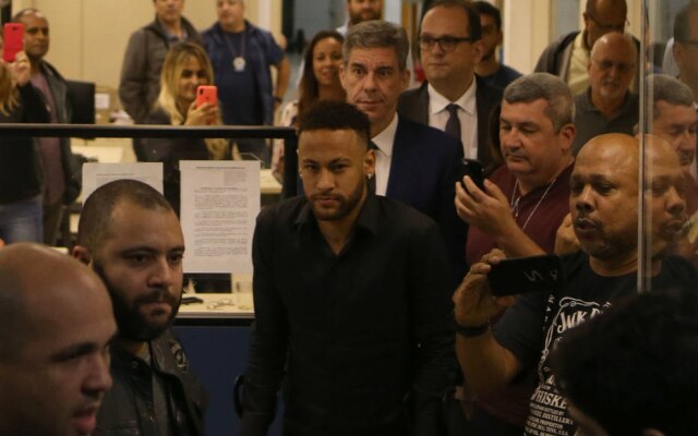 Caso entre Neymar e Najila foi amplamente divulgdo nas redes sociais, incluindo vídeo do encontro dos dois em um hotel em Paris 