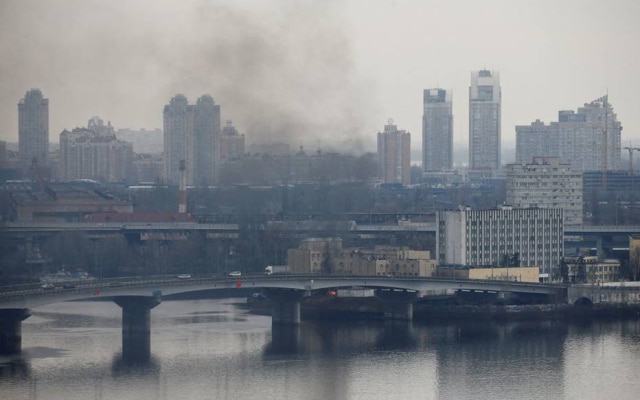 Fumaça sobe do território da unidade do Ministério da Defesa da Ucrânia, depois que o presidente russo, Vladimir Putin, autorizou uma operação militar no leste da Ucrânia, em Kiev, Ucrânia, em 24 de fevereiro de 2022