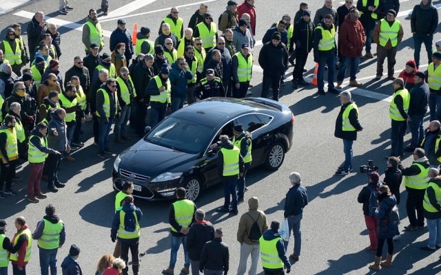 Motoristas de táxi protestaram contra aplicativos de transporte em Barcelona; na foto, taxistas param carro do Cabify