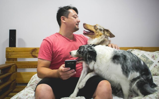 Luiz Hamada com as cachorras Pan e Flora: sem redes sociais, ele tem mais tempo para elas 