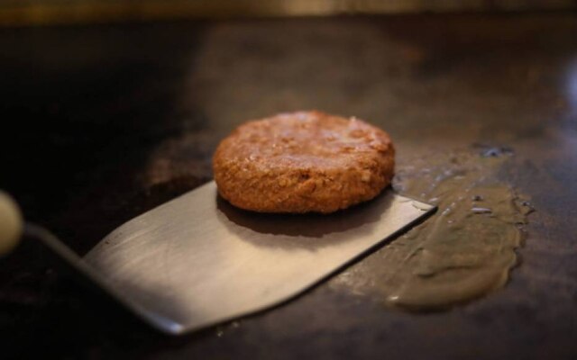 Hambúrguer de carne vegetal, como o Futuro Burguer (foto), fazem sucesso; próximo passo é carne de laboratório 