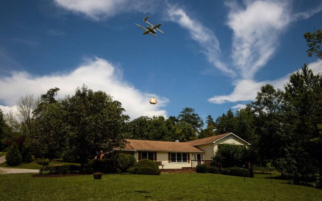 Até então, os projetos de entrega com drones da Wing aconteciam em cidades menores dos EUA