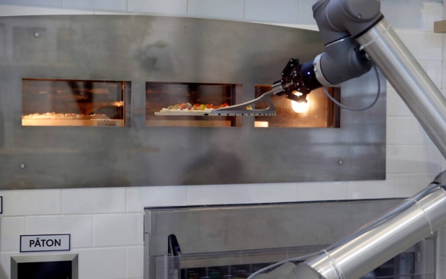 Máquina é capaz de manobrar pizzas no forno e colocar recheio na massa ao mesmo tempo