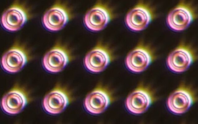 Micropucks vistos em um microscópio 