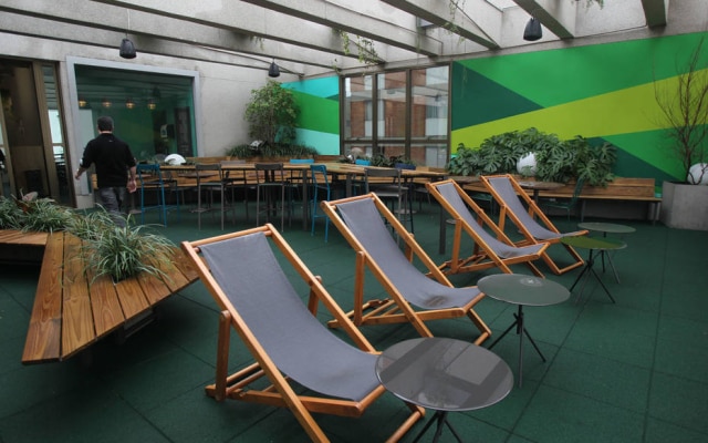 Redes confortáveis fazem parte do terraço do Google Campus São Paulo, no bairro do Paraíso