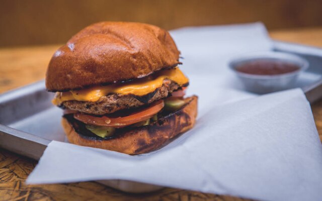 O lanche da Behind Burger: disponível a partir de junho, em uma rede de lanchonetes parceiras