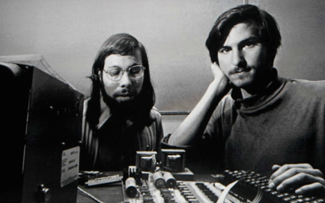 Antes de fundar a Apple, Steve Jobs (dir) trabalhou na Atari; em 1976, ele ofereceu um terço da empresa ao antigo chefe, Nolan Bushnell