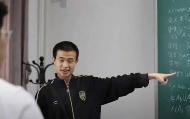 Professor de matemática chinês é apelidado de "God Wei"