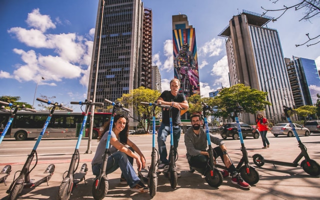 Vapt-vupt. A Ride, de Marcelo Loureiro (centro) aposta que o principal mercado dos patinetes por aqui será em viagens curtas, de até 2 km de distância