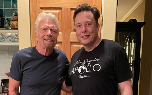 Elon Musk (dir.) desejou boa sorte pessoalmente a Richard Branson (esq.) pelo voo que levaria o dono da Virgin Galactic ao espaço