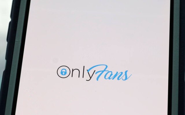 OnlyFans é uma plataforma de monetização de conteúdo exclusivo entre fãs e criadores, conhecida pela pornografia e nudez explícita