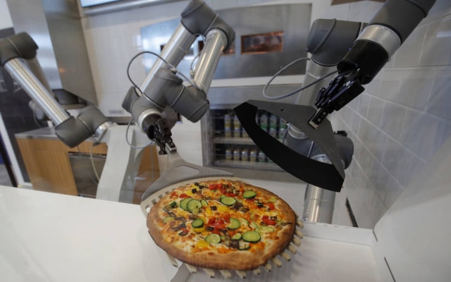 Robô é capaz de fazer várias tarefas ao mesmo tempo, o que lhe permite acabar uma pizza a cada 30 segundos, na média