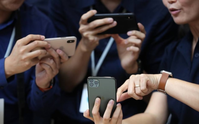 Jornalistas fotografam e comparam as diferentes versões de iPhones durante o evento de lançamento, na última terça, 10