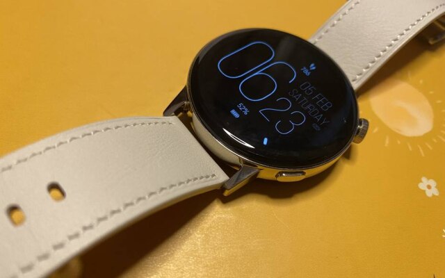 Versão de 42 mm com pulseira de couro bege é uma das apostas da Huawei para um relógio esportivo e elegante