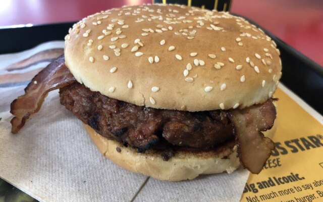 O Western Bacon Cheeseburger, mas com carne da Beyond Meat: combo com batata e Coca-Cola sai por US$ 15,50 na rede Carl's Jr, nos EUA