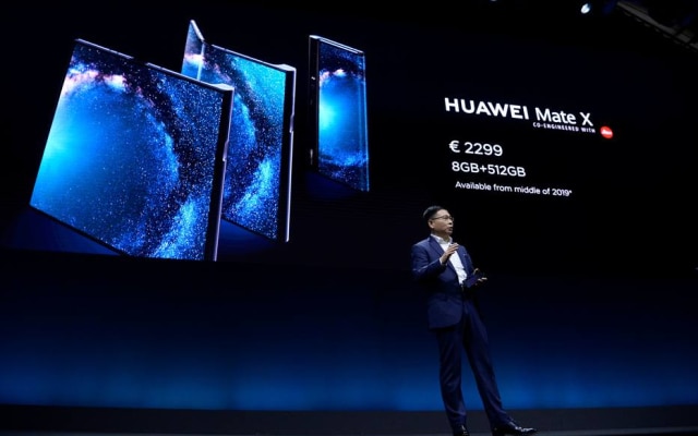 Richard Yu, presidente executivo da Huawei, apresenta o novo celular; preço foi recebido sob escárnio da plateia