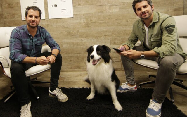 Os gêmeos Thadeu e Felipe Diz, da Zee.Dog e da Zee.Now, com o cachorro Lenus: aposta em app com entrega 24 horas por dia