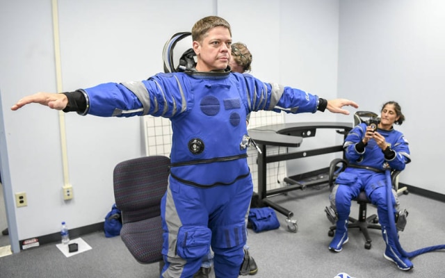 Bob Behnken veste seu traje espacial no Kennedy Space Center