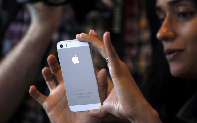 A Apple reconheceu na semana passada pela primeira vez em detalhe que atualizações do sistema operacional divulgadas desde o ano passado para iPhone 6, iPhone 6S, iPhone SE e iPhone 7 incluíram um recurso para “suavizar” a fonte de alimentação das baterias
