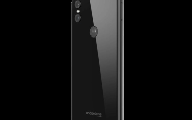 Com revestimento em vidro, a traseira do Motorola One conta com duas câmeras e leitor de digitais