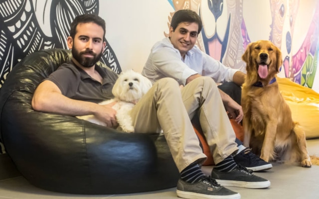 A marca DogHero será mantida e o CEO da operação será o cofundador da empresa, Fernando Gadotti (esq.); Eduardo Baer, também fundador, deve assumir como diretor de assinaturas da PetLove. 