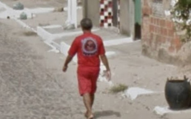 O avô de Natan Moraes ficou registrado no Street View caminhando por uma rua de Parnaíba (PI)