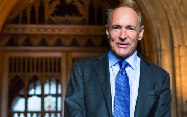 O físico inglês Tim Berners-Lee criou a World Wide Web, enquanto era pesquisador do Centro Europeu de Pesquisas Nucleares (CERN)