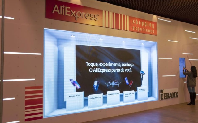 Telão da loja da AliExpress em shopping de Curitiba