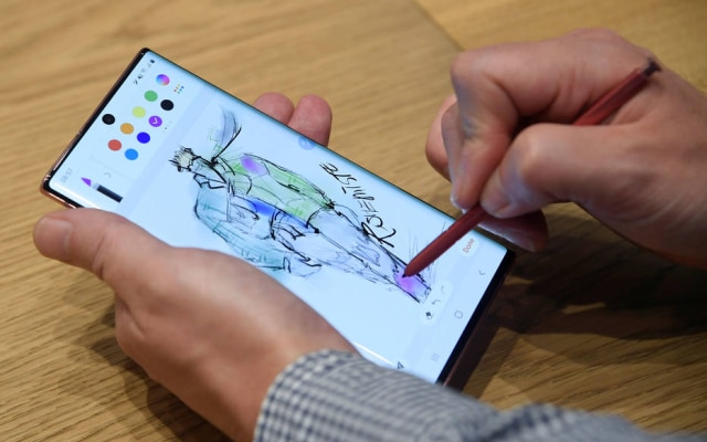 A caneta S Pen permite usar gestos no ar para controlar o aparelho; na foto, o acessório é usado com o Galaxy Note 10
