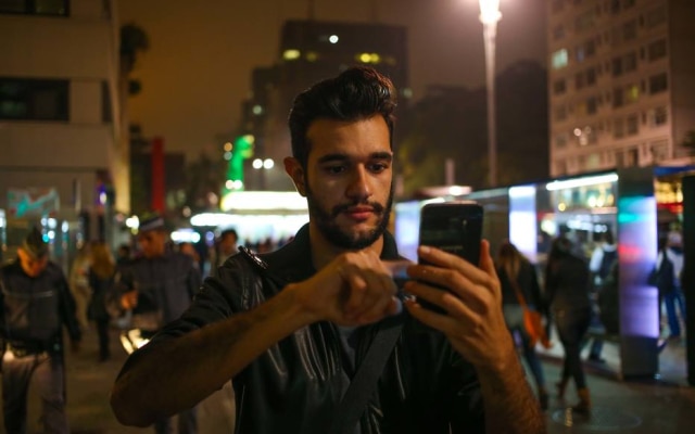 Guilherme Anjos joga Pokémon Go na Avenida Paulista