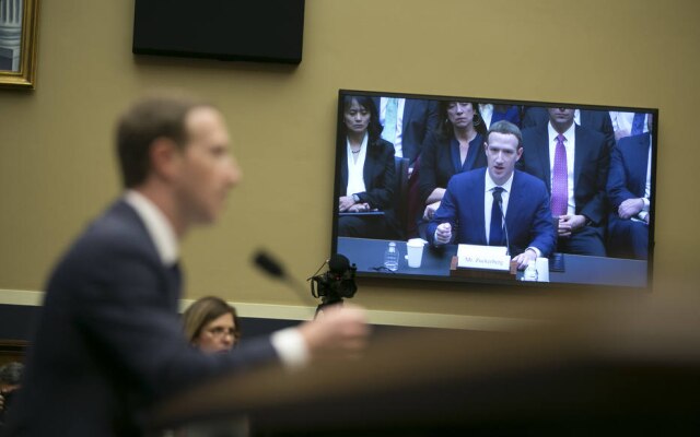 No Congresso dos EUA, Mark Zuckerberg disse repetidas vezes que os usuários podem baixar seus dados do Facebook. O que esses arquivos contém é revelador sobre como a empresa coleta informações. 