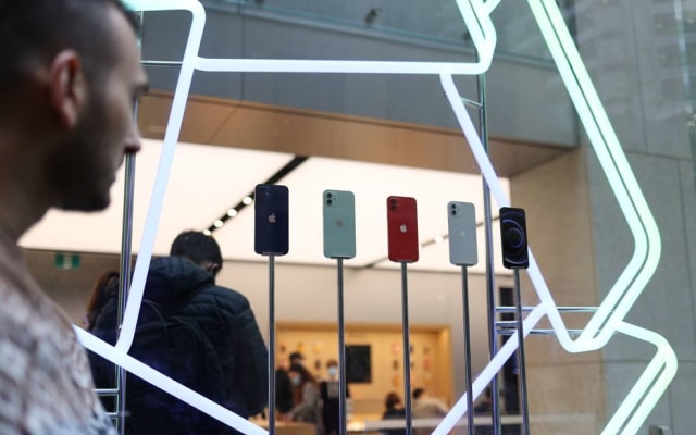Caixinha. A partir de agora, todos os iPhones vendidos oficialmente pela Apple – incluindo modelos antigos, como XR e SE – não terão carregador nem fone de ouvido em suas caixas