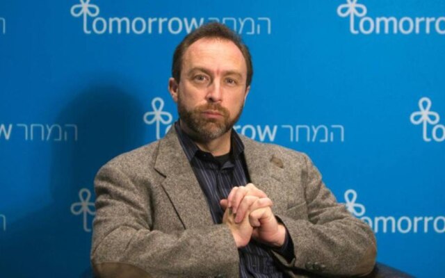 Jimmy Wales, fundador da Wikipedia, enfrenta as notícias falsas