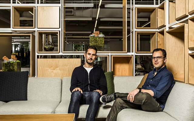 Os fundadores do Instagram, Kevin Systrom (à esq) e Mike Krieger (à dir.), no escritório da empresa em Menlo Park, Califórnia. A dupla renunciou nesta segunda e deverá deixar o Facebook nas próximas semanas.