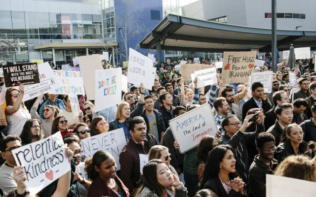 Protesto. Empregados fizeram passeata em frente à sede do Google, em Mountain View