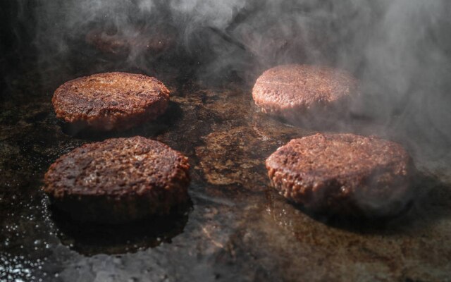 Quando colocado na chapa, o hambúrguer vegetal se assemelha ao bovino. Na foto, a carne vegetal da Fazenda Futuro