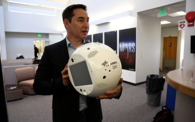 O Cimon 2 é um droide esférico com microfones, câmeras e uma enorme quantidade de software