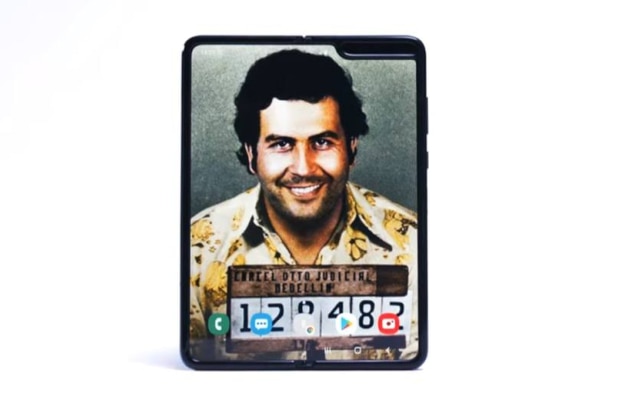 Escobar Inc. lança novo celular de tela dobrável 