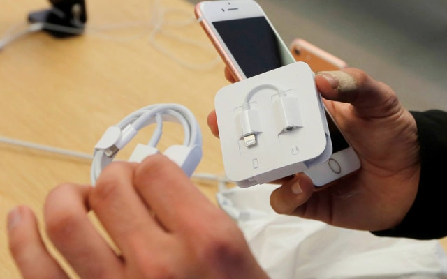 Apple adotou padrão de entrada Lightning no iPhone 5, de 2012