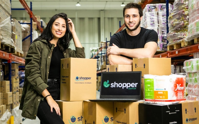 Bruna Vaz e Fábio Rodas são os fundadores da startup Shopper, que atua como um supermercado digital