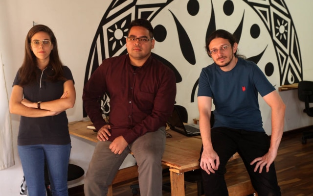 Patrick Shinzato (ao centro), ao lado dos parceiros Daniela Ridel e Luis Alberto Rosero na startup 3D Soft: pioneiros no Brasil