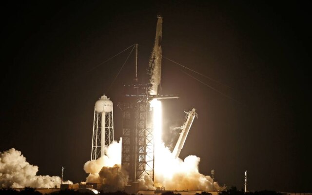 Foguete Falcon 9, da SpaceX, carregando tripulação civil realiza voo com sucesso 