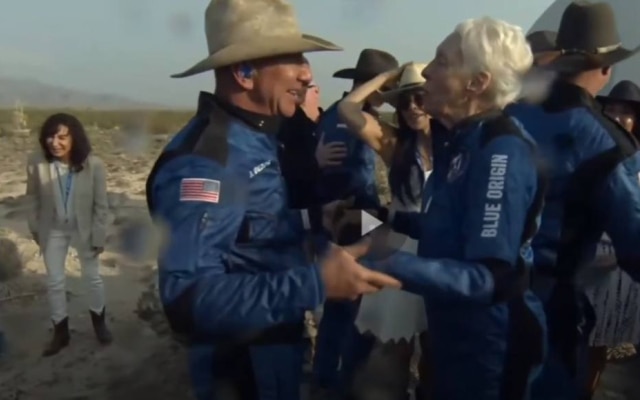 Após a viagem, Bezos e Wally se abraçam, comemorando o sucesso do primeiro voo tripulado da Blue Origin. Wally Funk se tornou a pessoa mais velha a viajar para o espaço nesta terça-feira, 20