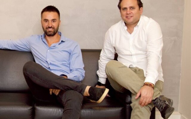 Bruno Balbinot (esq.) e Ian Fadel (dir.) são os fundadores da startup de construção civil Ambar